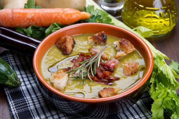 soupe de légumes avec des ingrédients frais