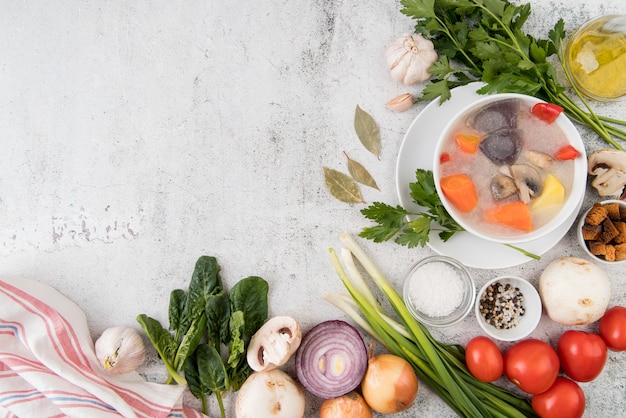 Soupe de légumes et ingrédients naturels copie espace