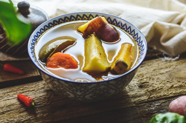 Soupe de légumes latino-américaine avec ingrédients carotte, chayote, patate douce, poivron vert banane