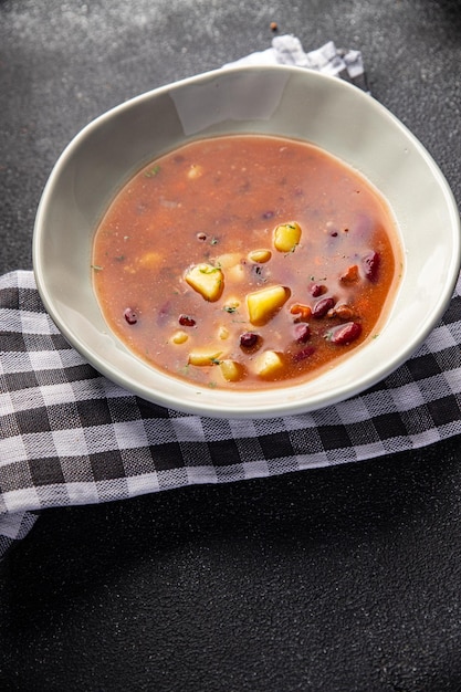 soupe de légumes lentilles, haricots, légumes, pas de viande repas sain frais collation alimentaire sur la table