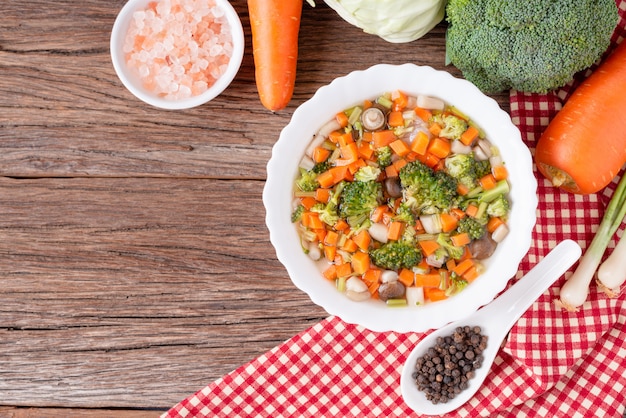 Soupe de légumes maison avec ingrédient végétal. Diète végétarienne saine. Vue de dessus avec espace de copie.