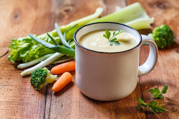 Soupe de légumes en purée dans une tasse