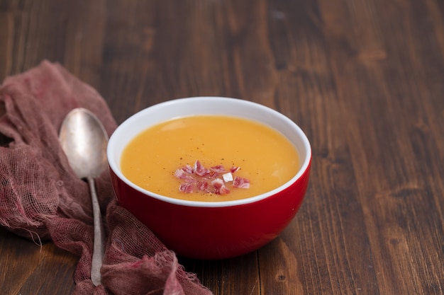 Soupe de légumes à la viande fumée dans un bol