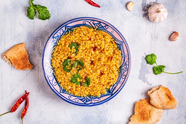 Soupe de lentilles, cuisine végétarienne, vegan.