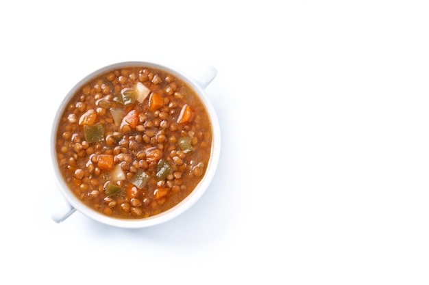 Soupe de lentilles avec des légumes dans un bol isolé sur fond blanc