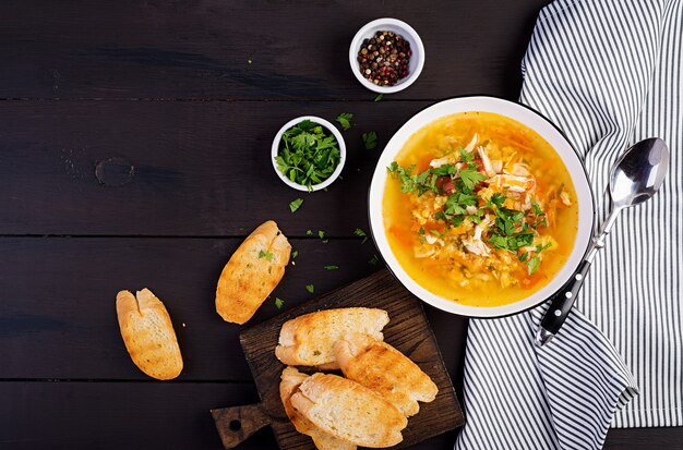 Soupe de lentilles rouges avec viande de poulet et gros plan sur la table. Nourriture saine. Vue de dessus