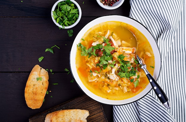 Soupe de lentilles rouges avec viande de poulet et légumes gros plan sur la table. La nourriture saine. Vue de dessus