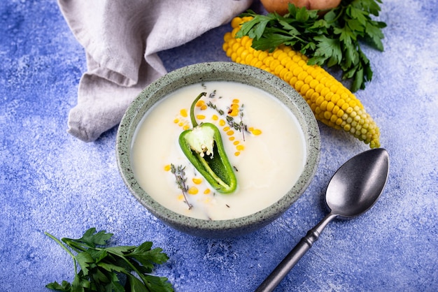 Soupe de maïs mexicaine au piment jalapeno