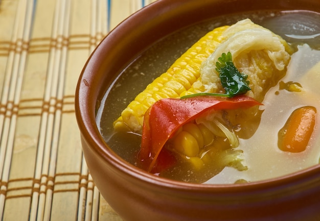 Soupe de maïs traditionnelle de Trinidad - nourriture de rue populaire de Trini. Faite de pois cassés, de maïs et de boulettes cette soupe