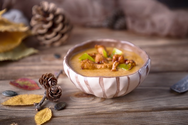 Soupe maison au potiron et aux girolles