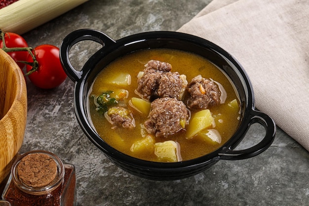 Soupe maison avec boulettes de viande de bœuf et légumes