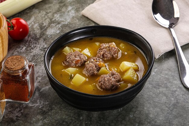 Soupe maison avec boulettes de viande de bœuf et légumes