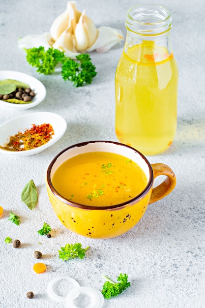 Soupe maison avec du poulet, des légumes, des épices et des herbes dans un bol