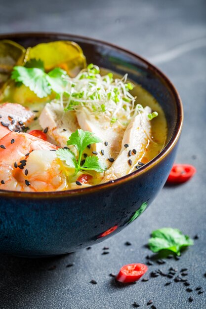 Soupe malaisienne chaude aux crevettes et lait de coco