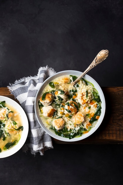 Soupe de mariage italienne aux boulettes de viande, épinards et pâte de ptitim