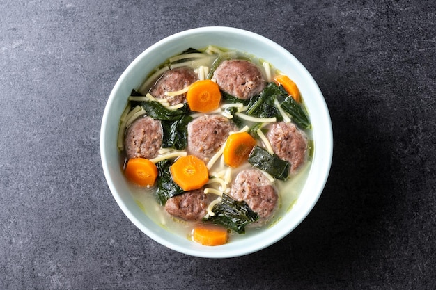 Soupe de mariage italienne avec des boulettes de viande et des épinards.