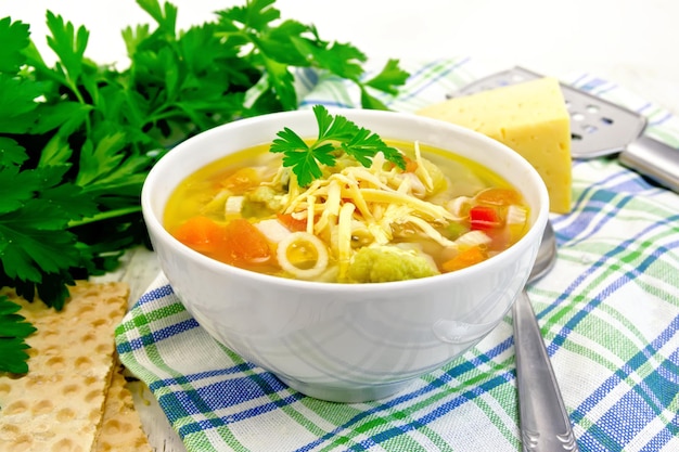 Soupe minestrone dans un bol blanc sur une serviette