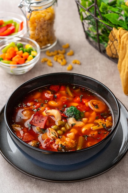 La soupe minestrone est une soupe épaisse d'origine italienne à base de légumes et de pâtes