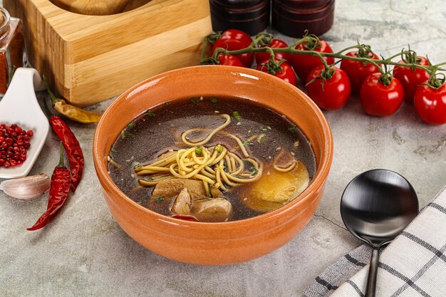 Soupe de miso japonaise avec du poulet