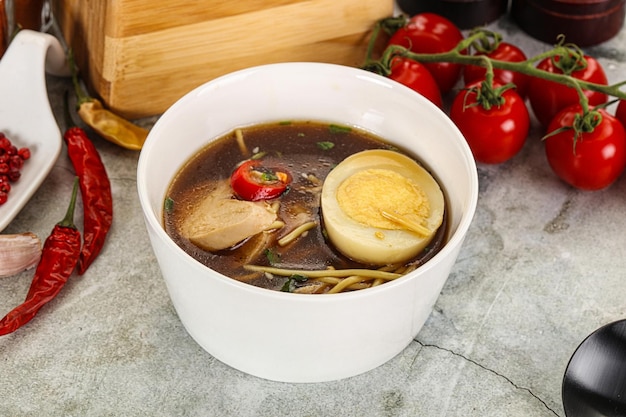 Soupe de miso japonaise avec du poulet