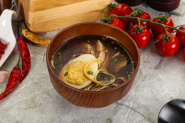 Photo soupe de miso japonaise avec du poulet