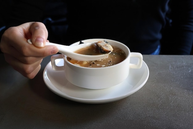 Soupe miso japonaise avec tofu d'anguille et algues dans un bol sur fond sombre Vue de dessus