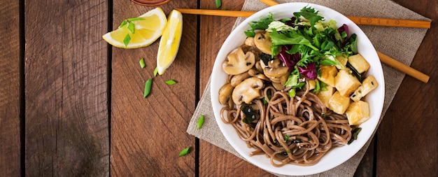 Soupe miso et nouilles soba avec tofu rôti et champignons. Vue de dessus