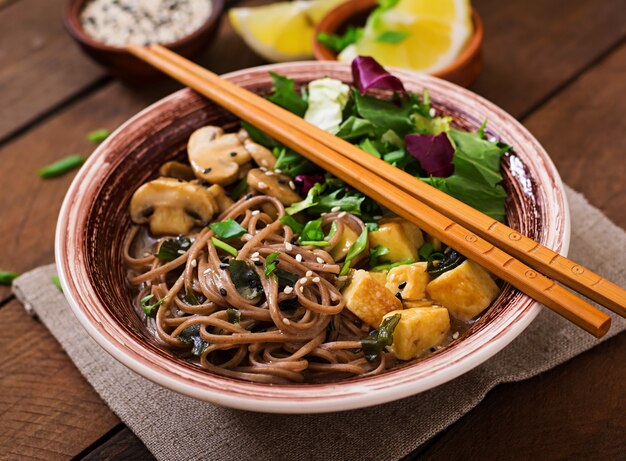 Soupe miso et nouilles soba avec tofu rôti et champignons