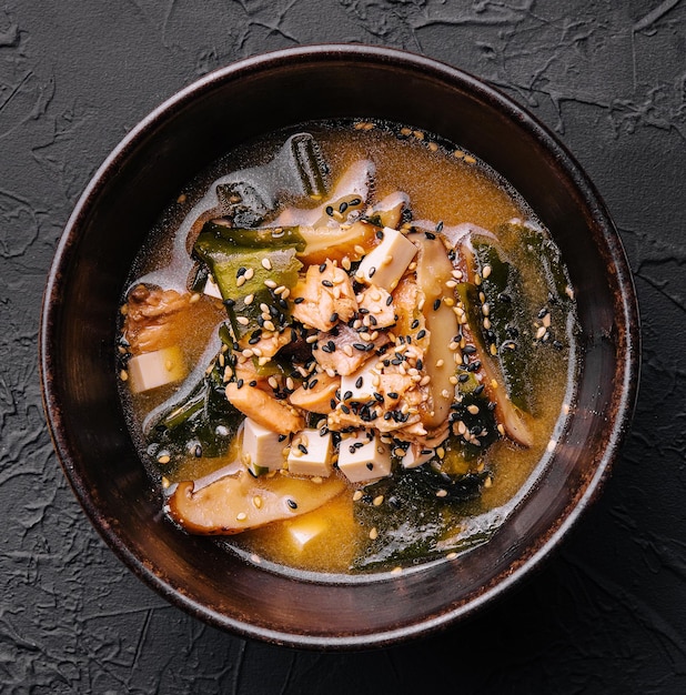 Soupe miso traditionnelle aux algues wakame