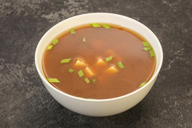 Soupe Miso traditionnelle japonaise au tofu