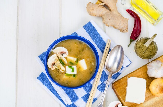 Soupe miso végétarienne au tofu et aux champignons.