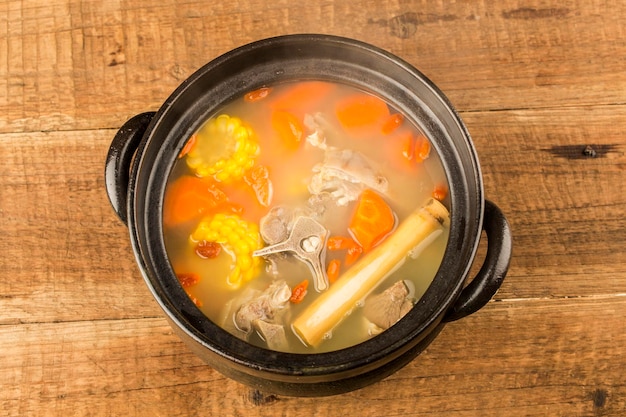 Soupe de mouton mijotée au maïs et à la carotte