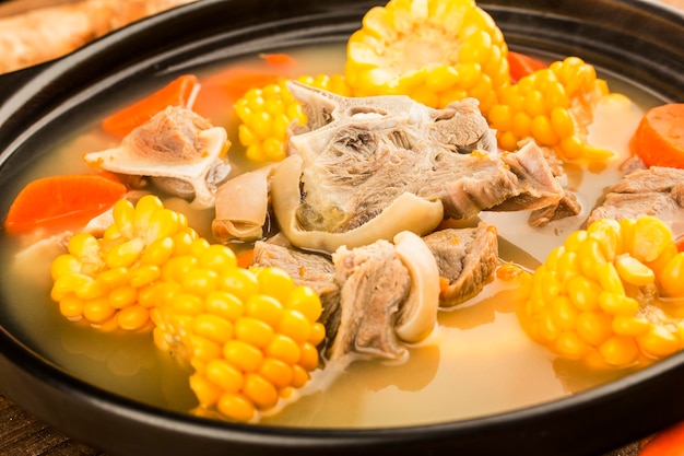 Soupe de mouton mijotée au maïs et à la carotte