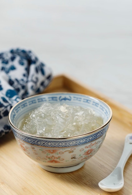 Soupe de nid d'oiseau chinois comestible avec cassonade