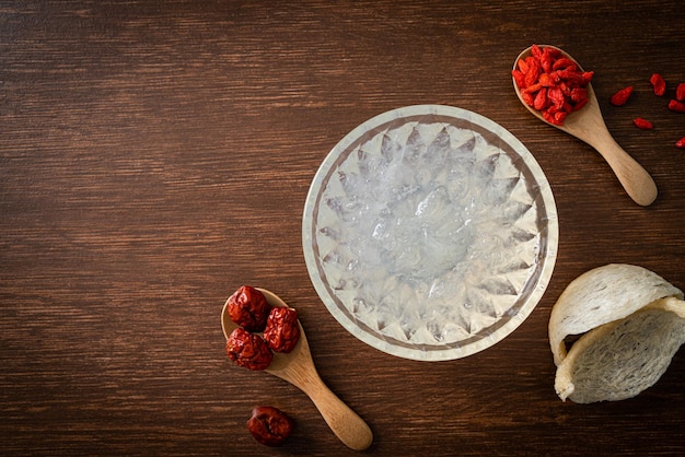 Soupe de nid d'oiseau comestible dans un bol en verre - Style d'aliments sains