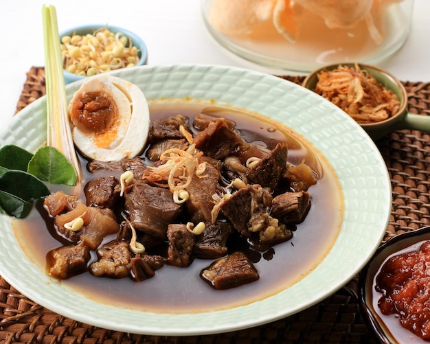 Soupe noire au boeuf indonésienne traditionnelle de Rawon Culinaire