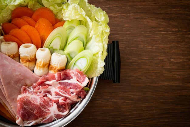 Soupe noire sukiyaki ou shabu hot pot avec de la viande crue et de légumes - style de cuisine japonaise