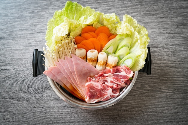 Soupe noire sukiyaki ou shabu hot pot avec de la viande crue et des légumes - style de cuisine japonaise