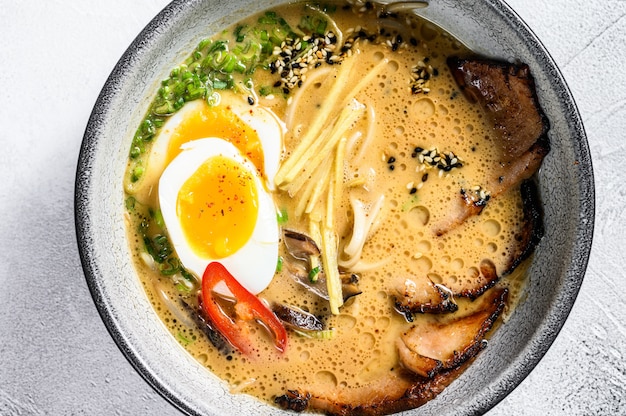 Soupe de nouilles asiatiques ramen au bœuf