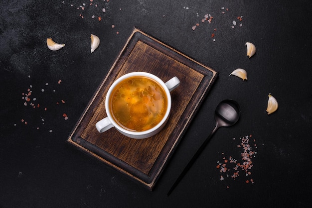 Soupe de nouilles au poulet avec persil et légumes dans une assiette blanche