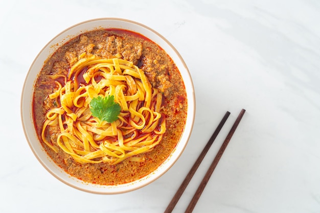 Soupe de nouilles chinoises épicées du Yunnan ou Kwa Meng - style de cuisine asiatique