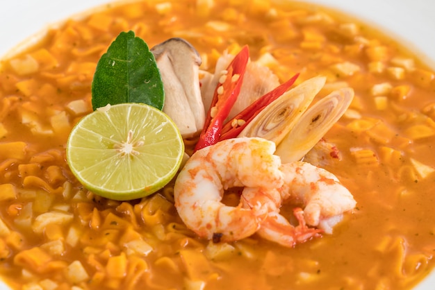 Soupe de nouilles épicée aux crevettes