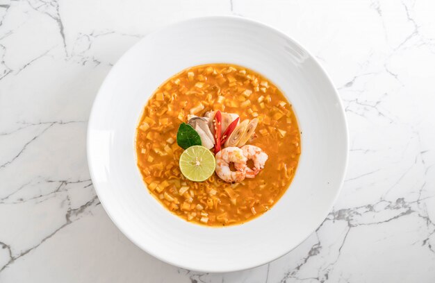 Soupe de nouilles épicée aux crevettes