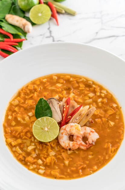 Soupe de nouilles épicée aux crevettes