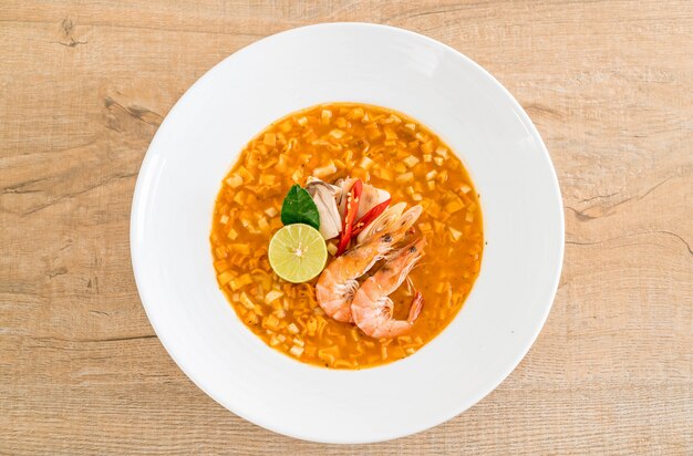 Soupe de nouilles épicées aux crevettes