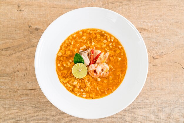 Soupe de nouilles épicées aux crevettes