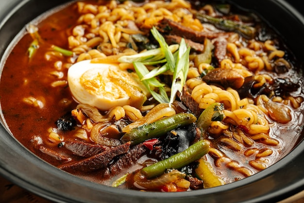 Soupe de nouilles épicées ramen coréenne avec des baguettes