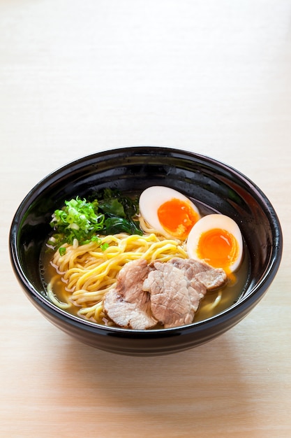 Soupe de nouilles japonaises sur table en bois