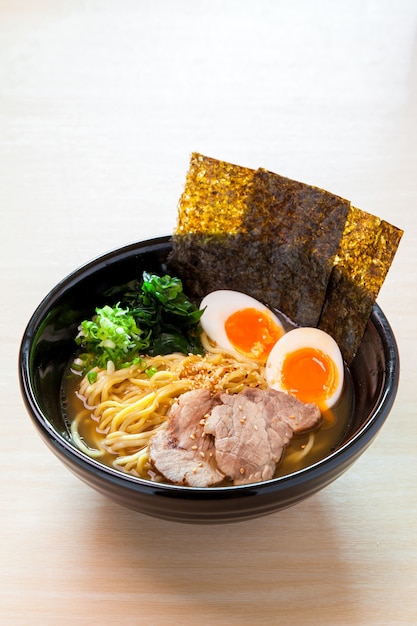 Soupe de nouilles japonaises sur table en bois