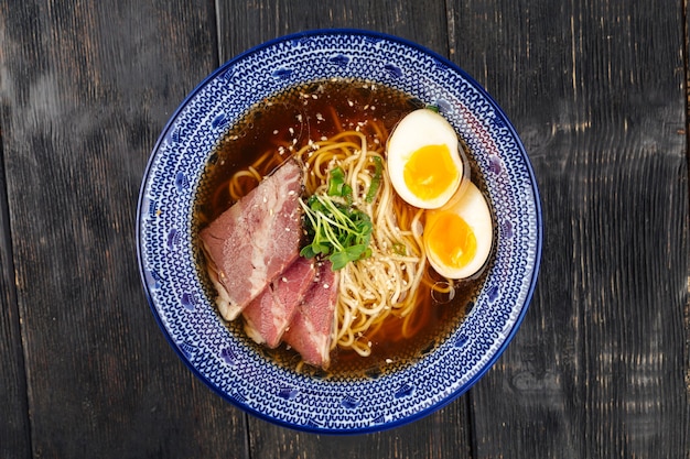 Soupe de nouilles ramen au pastrami et oeufs